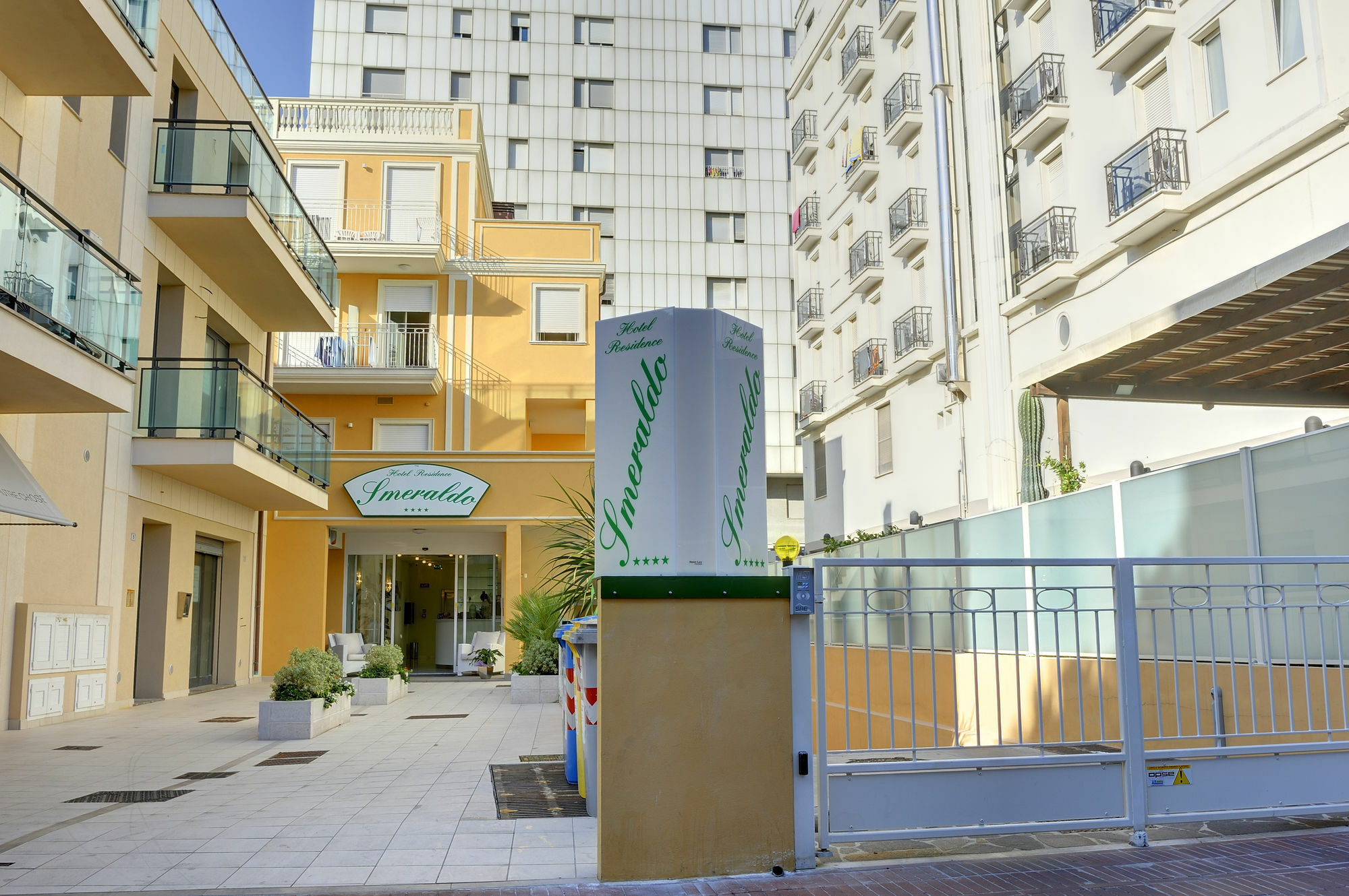 Residence Suite Smeraldo Риччоне Экстерьер фото