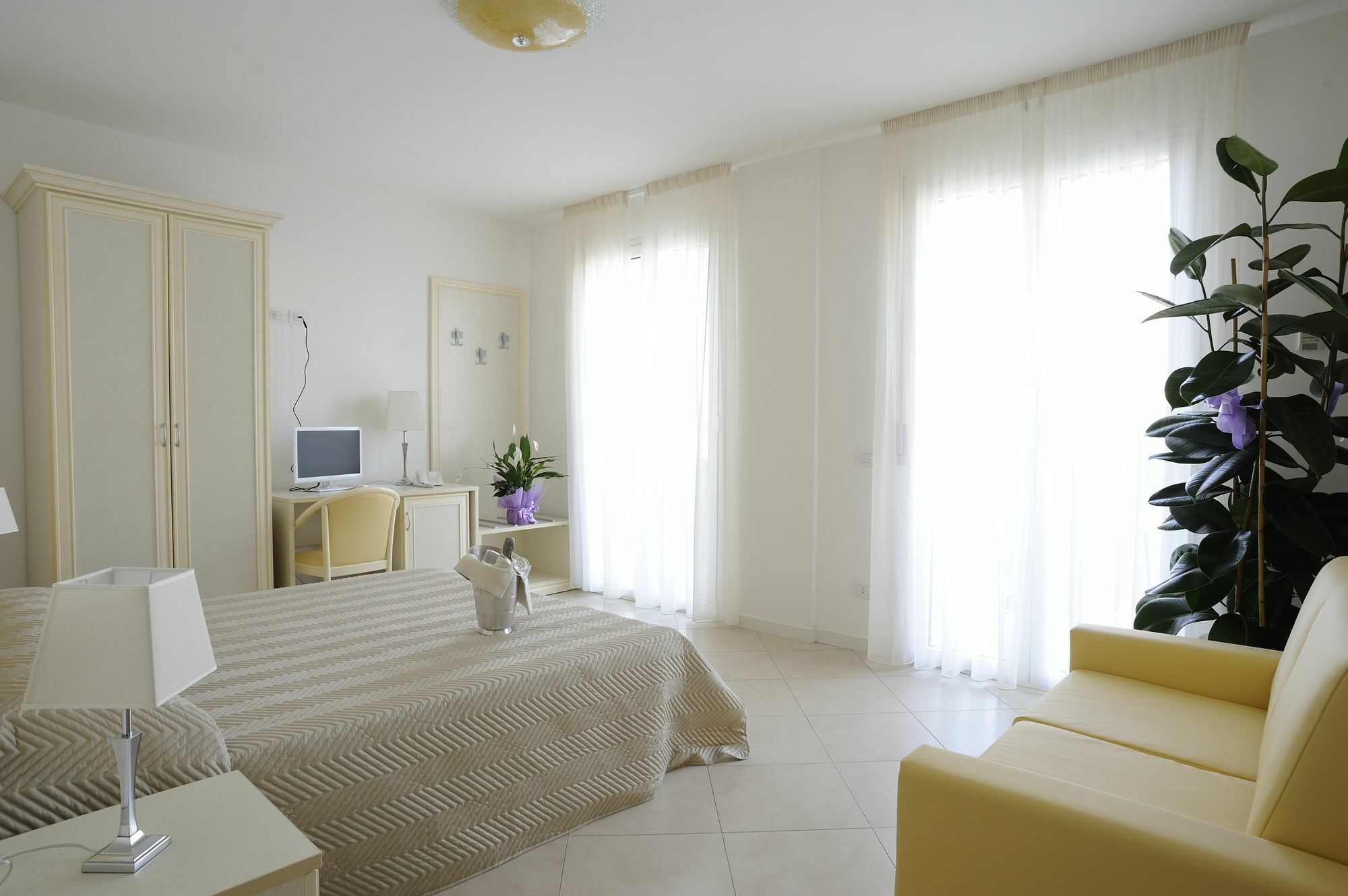 Residence Suite Smeraldo Риччоне Экстерьер фото