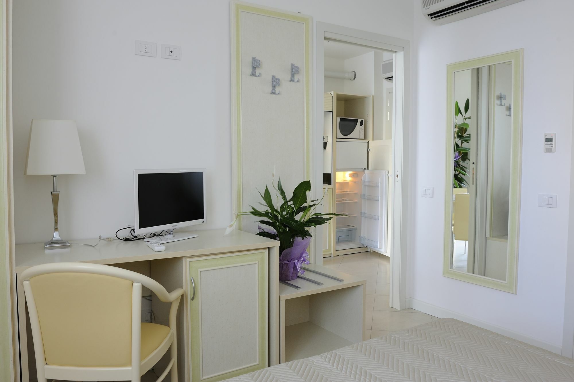 Residence Suite Smeraldo Риччоне Экстерьер фото